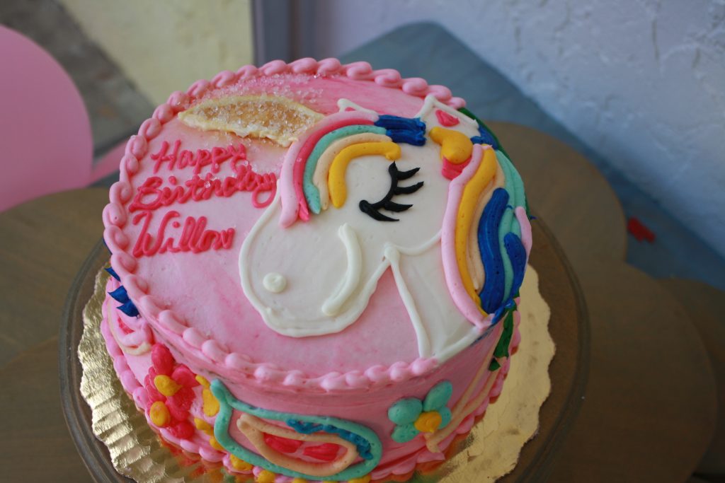 Unicorn cake for a Unicorn birthday party 