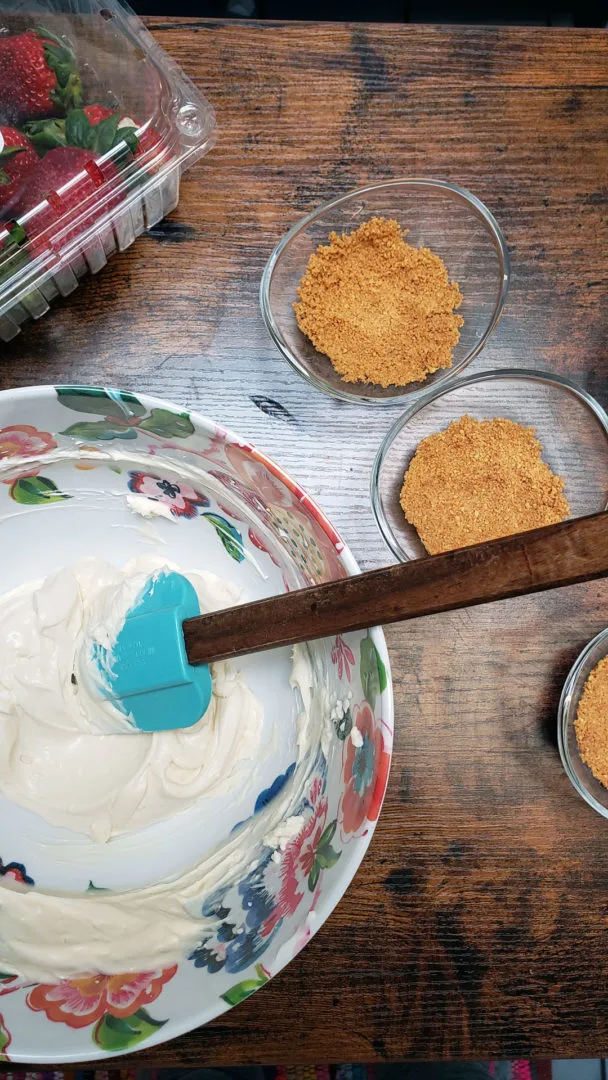 making the filling for no bake cheesecake