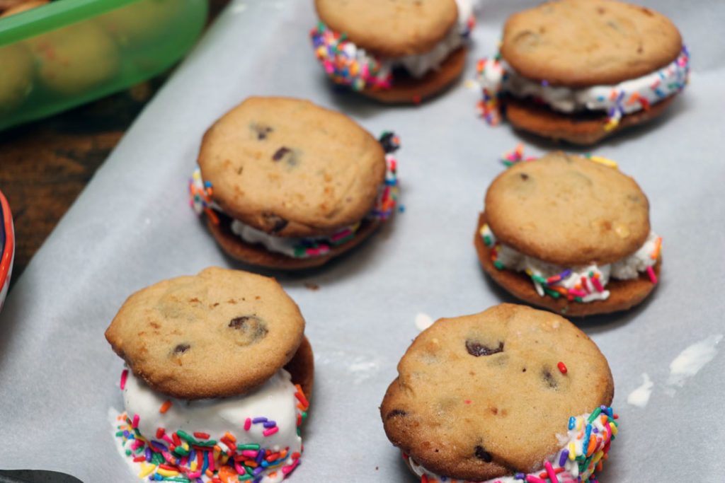how to make cookie ice cream sandwiches at home
