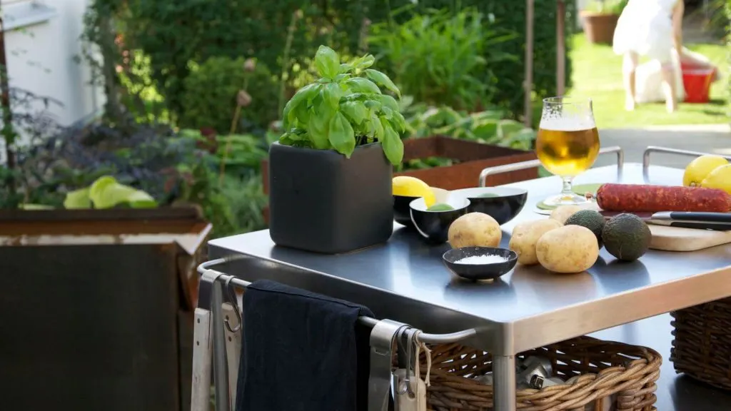 outdoor kitchen cooking