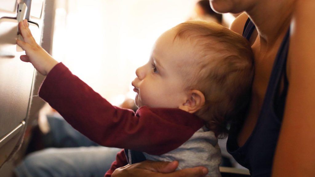 How to Kids Entertained on Long Flights 