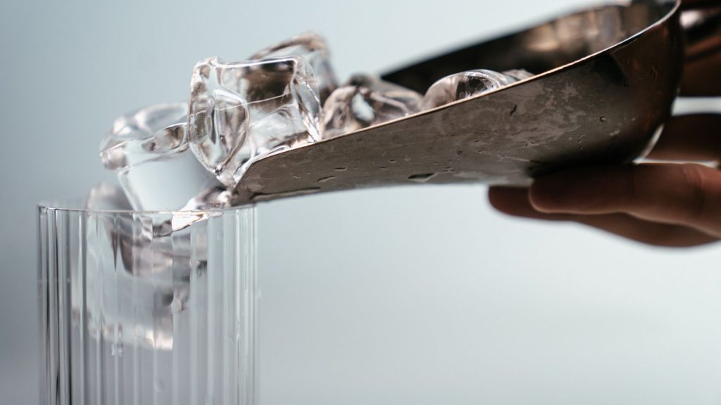 High-quality ice cubes for cocktails and beverages