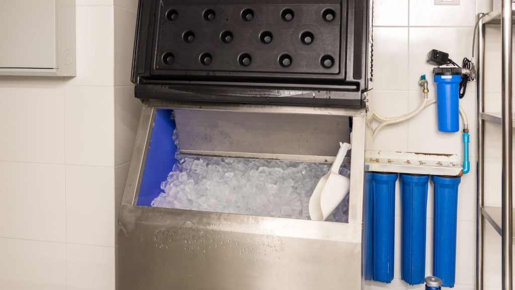 Energy efficient ice maker with eco-friendly refrigerant