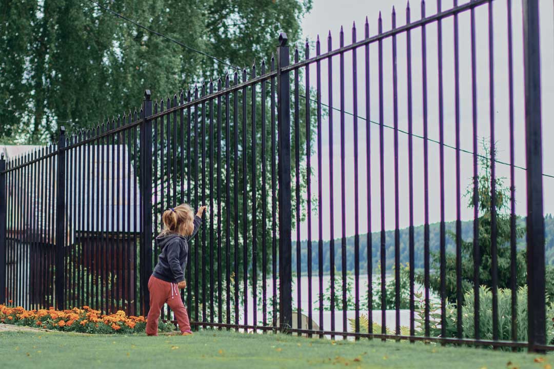 How to Choose an Aluminum Fence