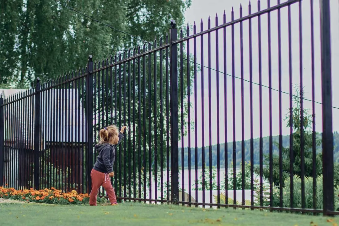 How to Choose an Aluminum Fence