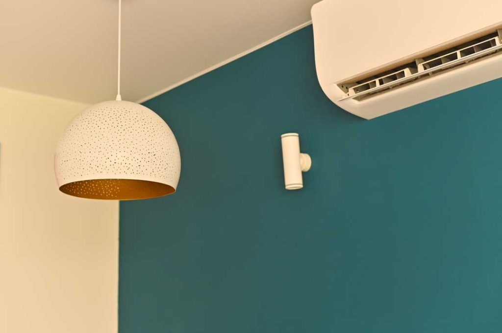 Wall-mounted air conditioning unit