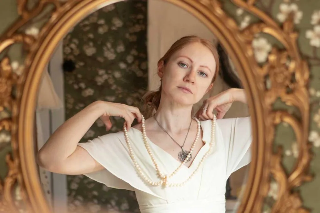 Using jewelry to highlight best facial features