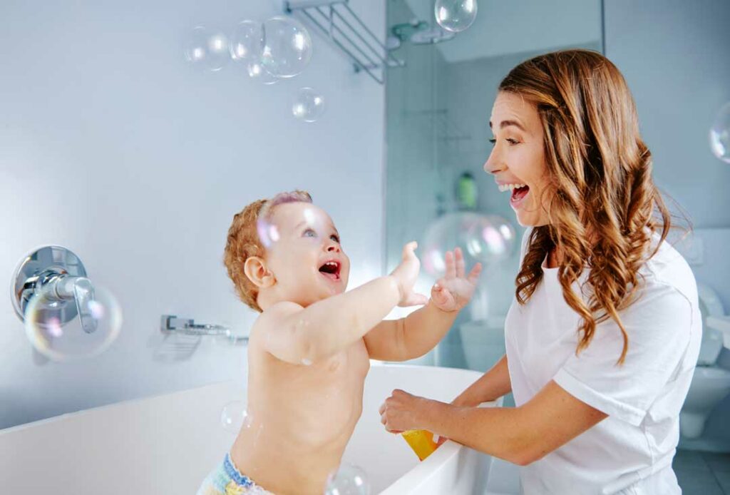Relaxing bath for children as part of a wellness routine.