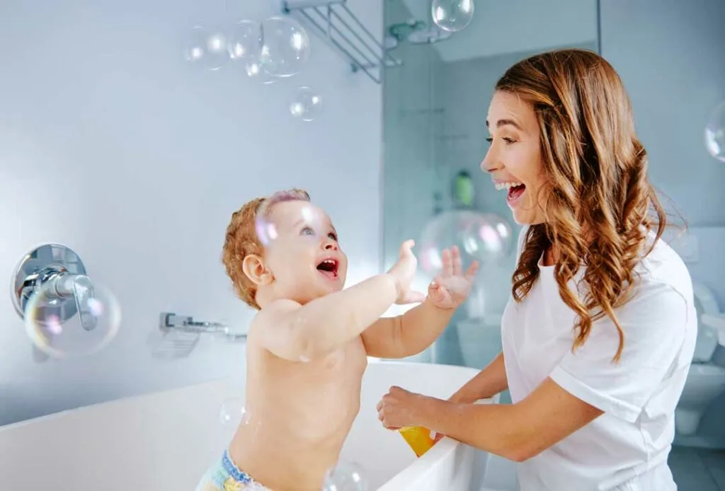 Relaxing bath for children as part of a wellness routine.
