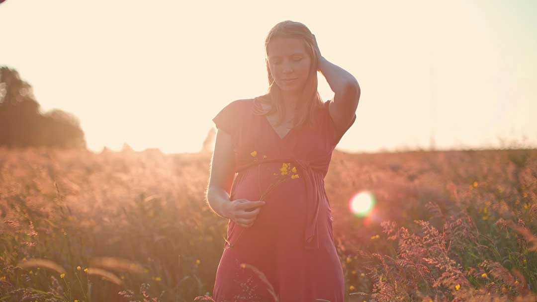 maternity photographer capturing outdoor pregnancy portrait